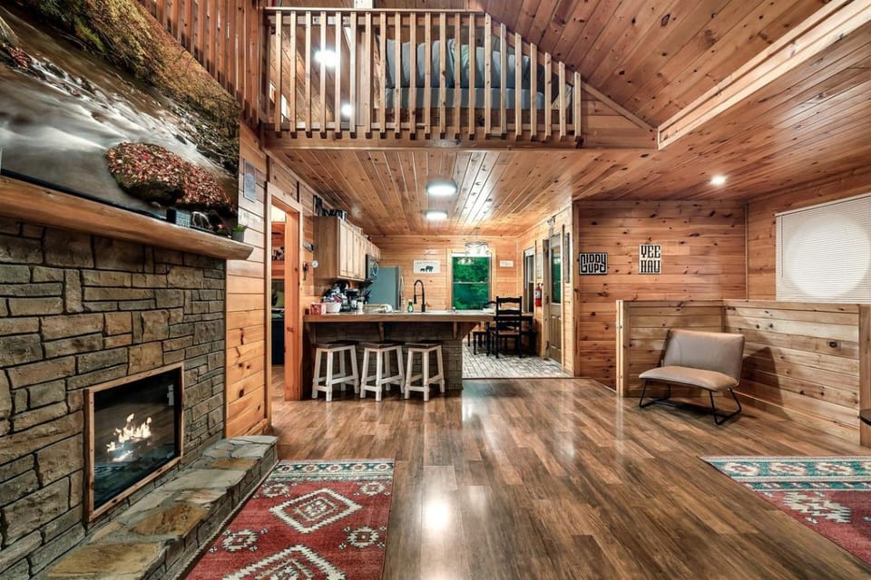 Extraordinary Retreat with Hot-Tub and Indoor Pool in Tennessee House in Sevier County