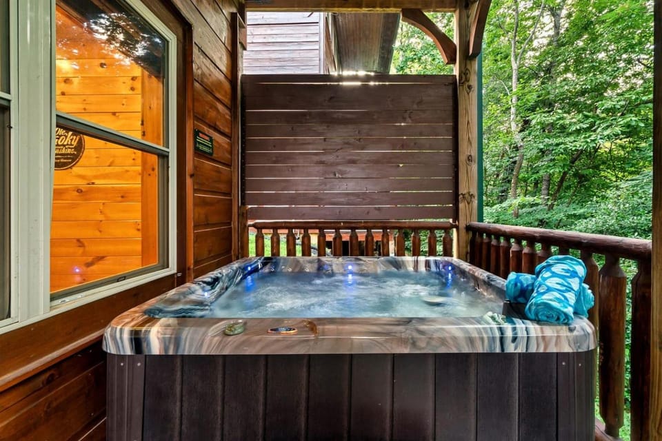 Charming Mountain Cabin with Theater Room and Pool Table in Tennessee Cabin in Gatlinburg