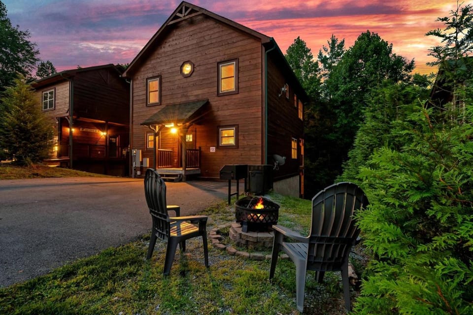 Charming Mountain Cabin with Theater Room and Pool Table in Tennessee Cabin in Gatlinburg
