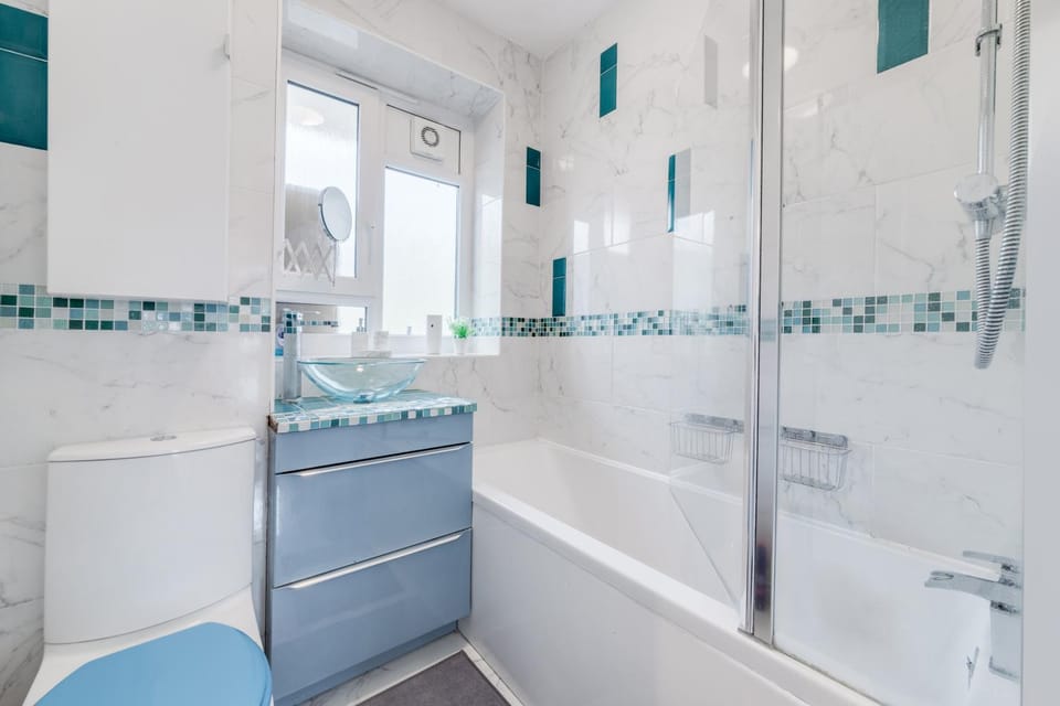Shower, Toilet, Bathroom, Bath, towels