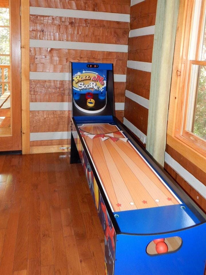 Amazing Wooden Cabin with Hot-tub and Game Room in Sevierville, Tennessee Cabin in Sevier County