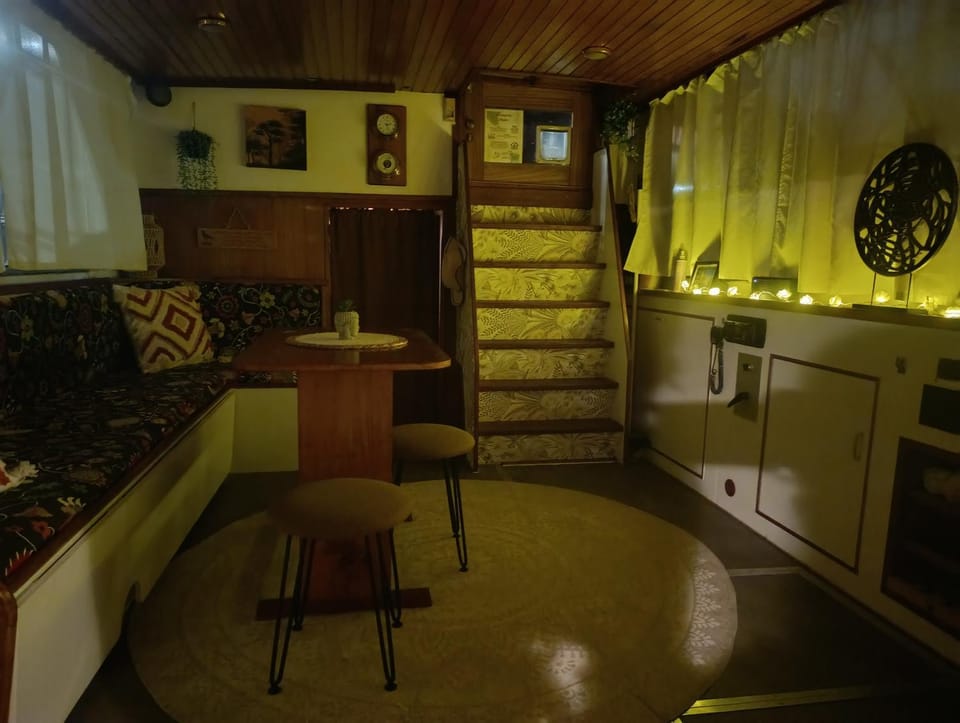 Evasion Romantique sur le Rhône Docked boat in Valence