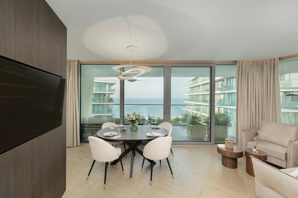 TV and multimedia, Living room, Seating area, Dining area