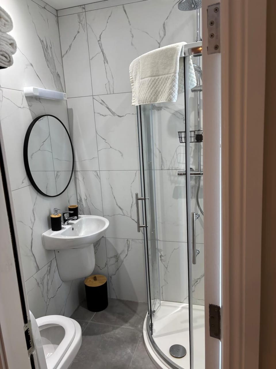 Shower, Toilet, Bathroom, towels