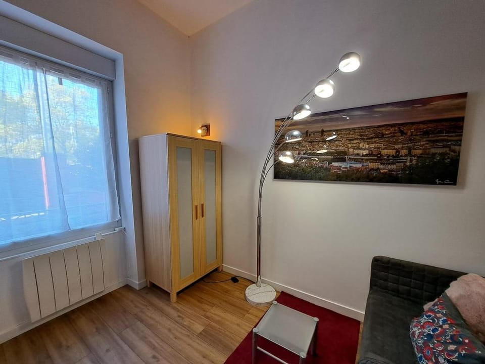 Studio cosy entièrement rénové à deux pas de Lyon Apartment in Auvergne-Rhône-Alpes