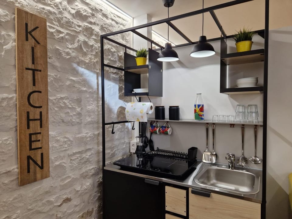 Coffee/tea facilities, Kitchen or kitchenette, stove