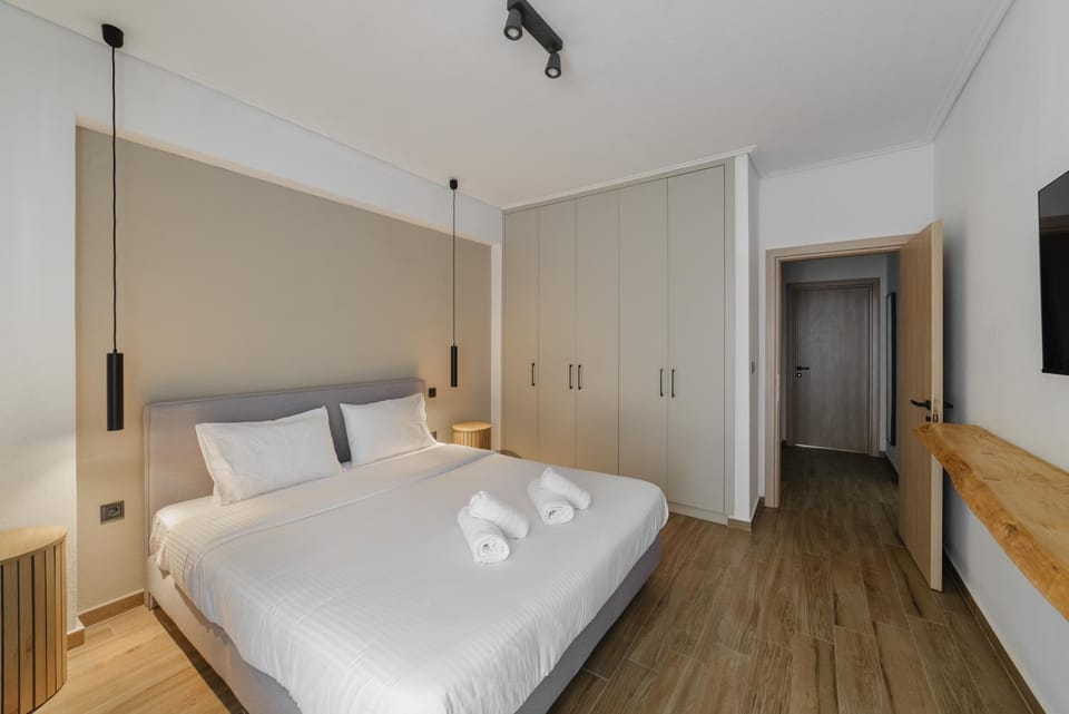 Bed, TV and multimedia, Photo of the whole room, Bedroom, towels, wardrobe