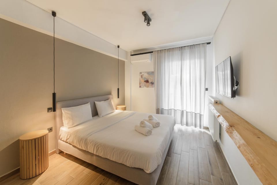 Bed, TV and multimedia, Photo of the whole room, Bedroom, towels, wardrobe, air conditioner