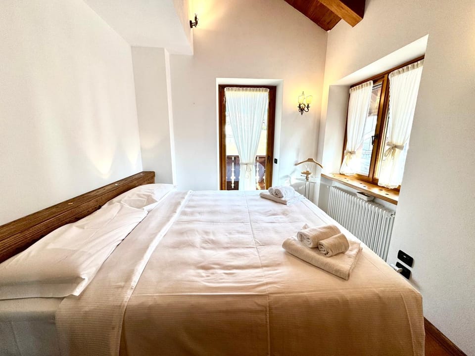 Bedroom, towels