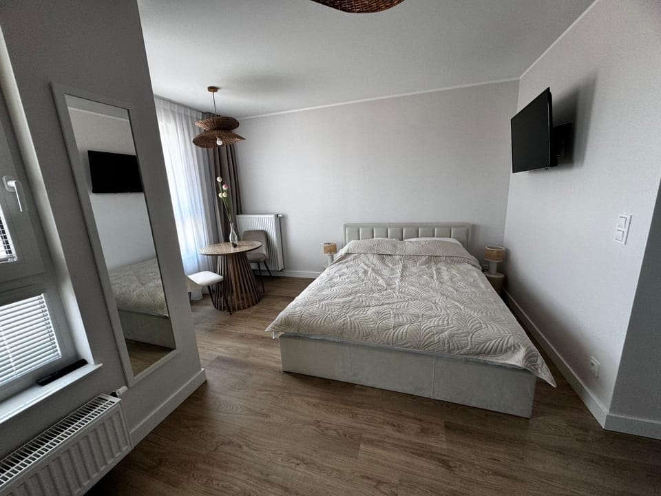 Bed, TV and multimedia, Photo of the whole room, Bedroom
