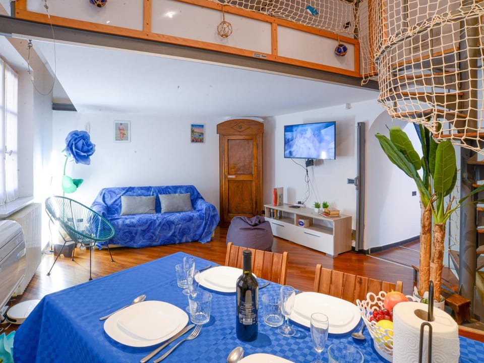 Communal lounge/ TV room, TV and multimedia, Living room, Seating area, Dining area, Evening entertainment
