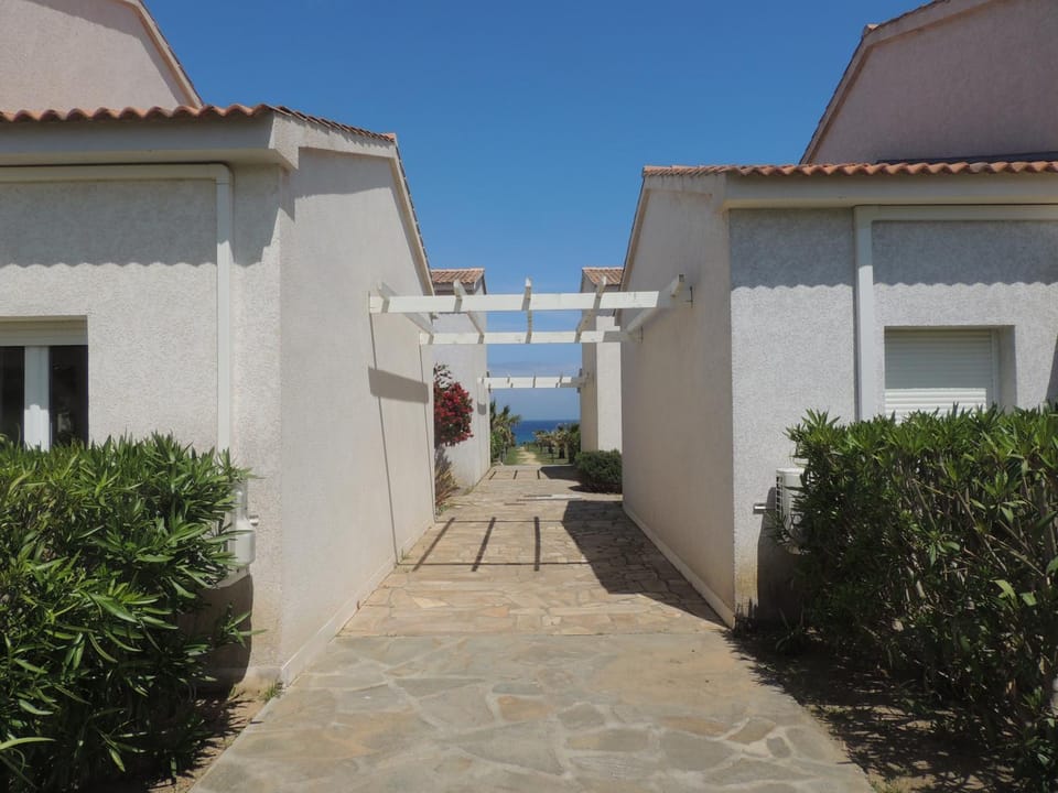 Mini villa T2, 200 m de la plage, piscine chauffée, jardin House in Corsica