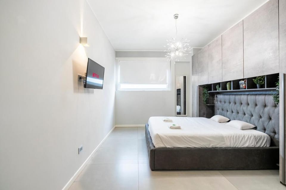 Bed, TV and multimedia, Photo of the whole room, Bedroom, towels, air conditioner