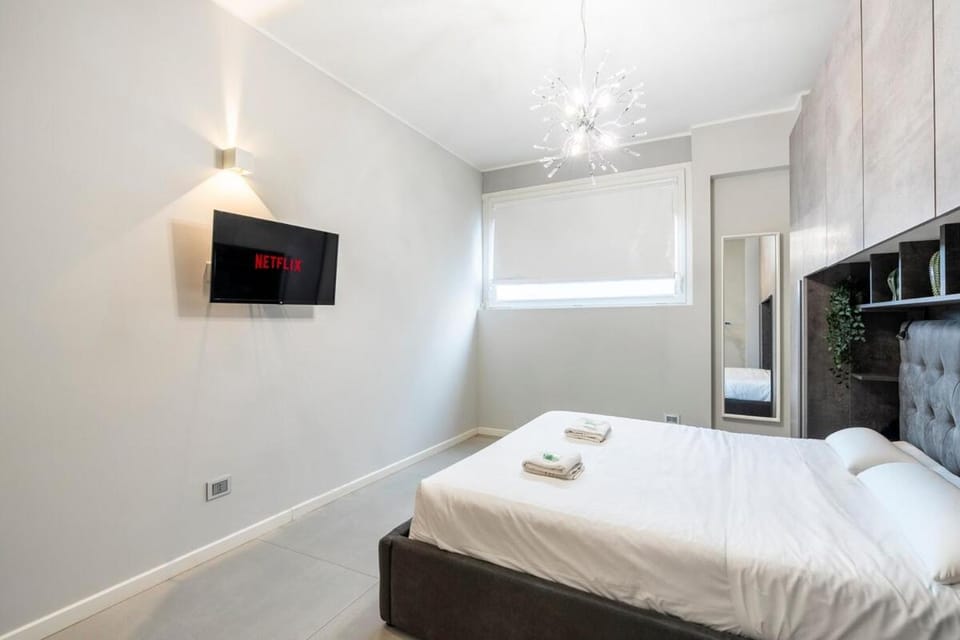 Bed, TV and multimedia, Photo of the whole room, Bedroom, fireplace, towels