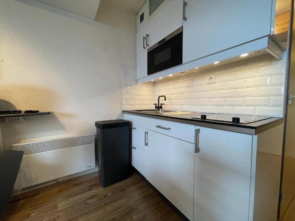 Coffee/tea facilities, oven, stove