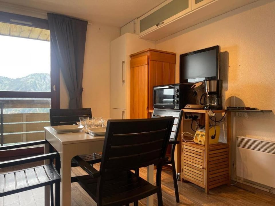 TV and multimedia, Coffee/tea facilities, Kitchen or kitchenette, Dining area, oven