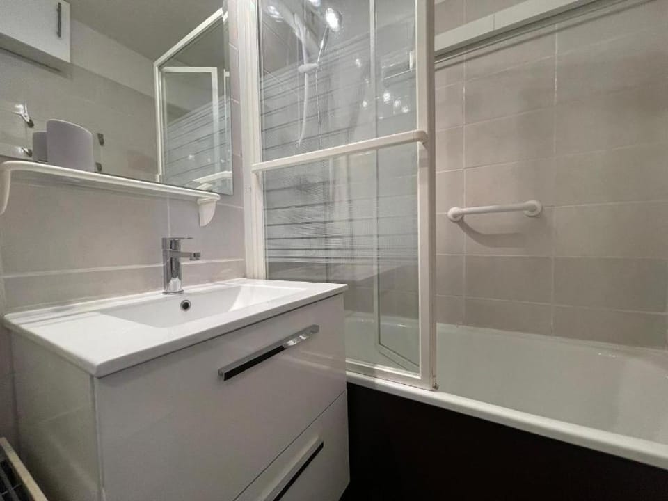 Bathroom, Bath, hair dryier