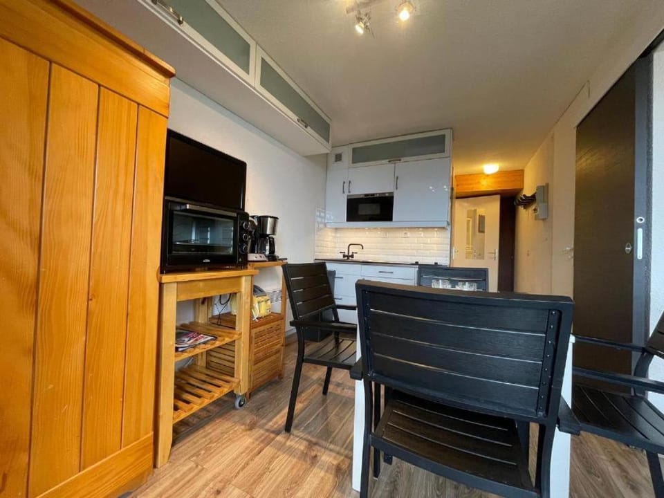 TV and multimedia, Kitchen or kitchenette, Living room, Dining area, oven