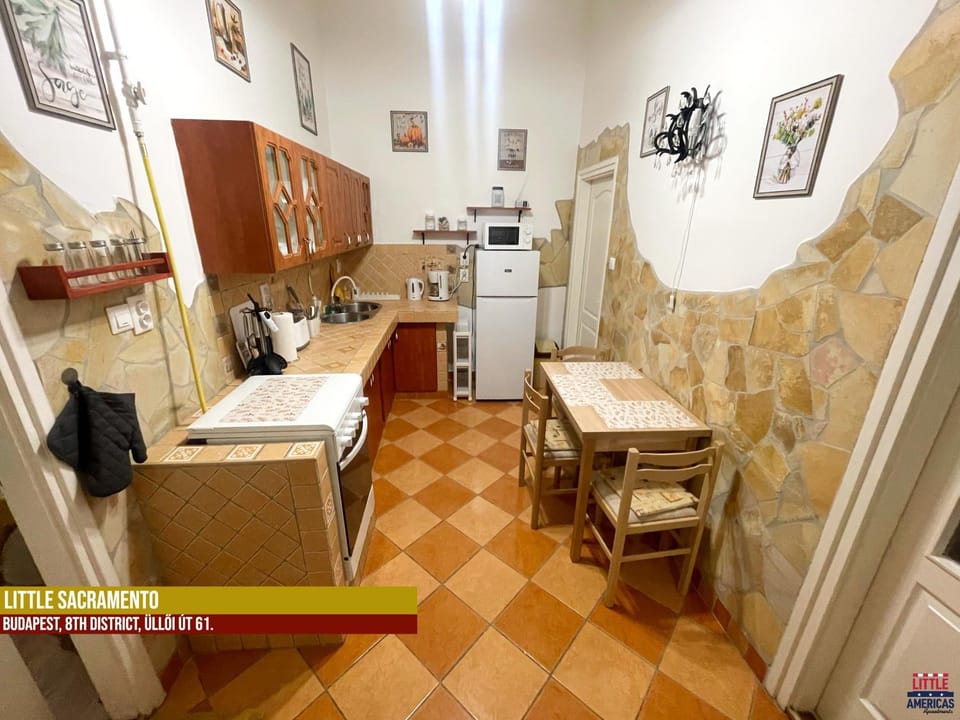 Kitchen or kitchenette, Dining area, minibar, stove
