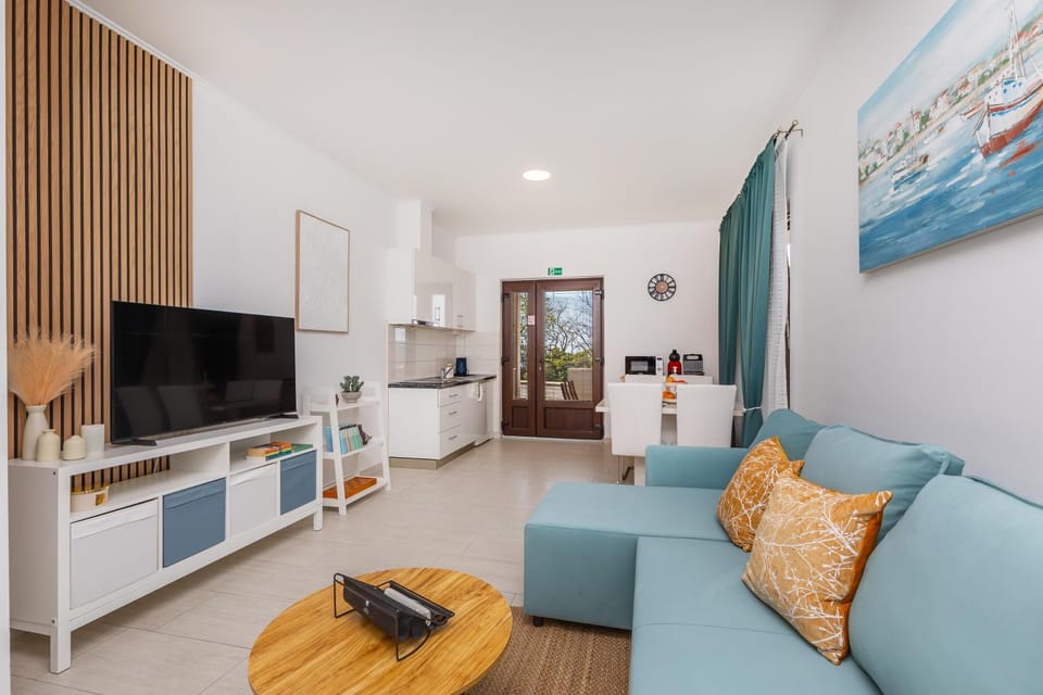 TV and multimedia, Kitchen or kitchenette, Living room, Seating area