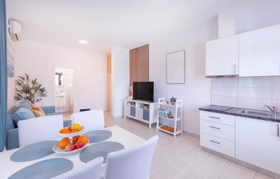 TV and multimedia, Kitchen or kitchenette, Living room, Seating area, Dining area