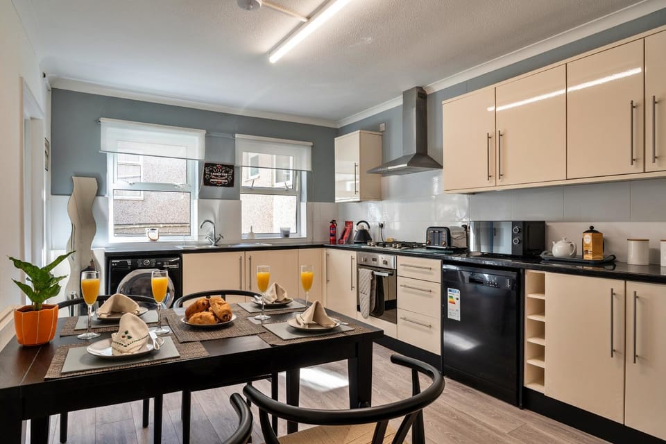 Coffee/tea facilities, Kitchen or kitchenette, Dining area, dishwasher, oven, toaster