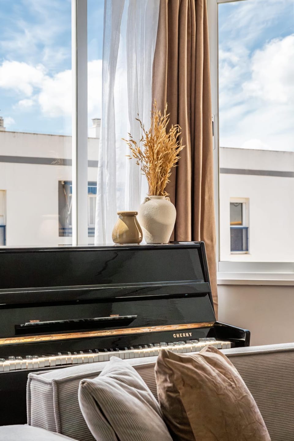 TV and multimedia, Living room, Seating area, Dining area, Mountain view, air conditioner