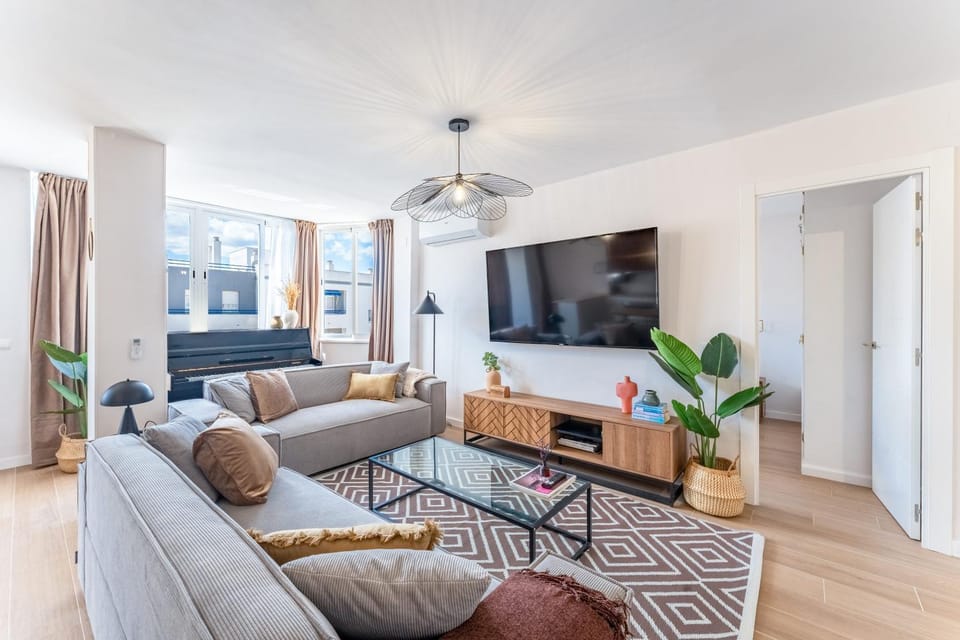 TV and multimedia, Living room, Seating area, Dining area, Mountain view, air conditioner