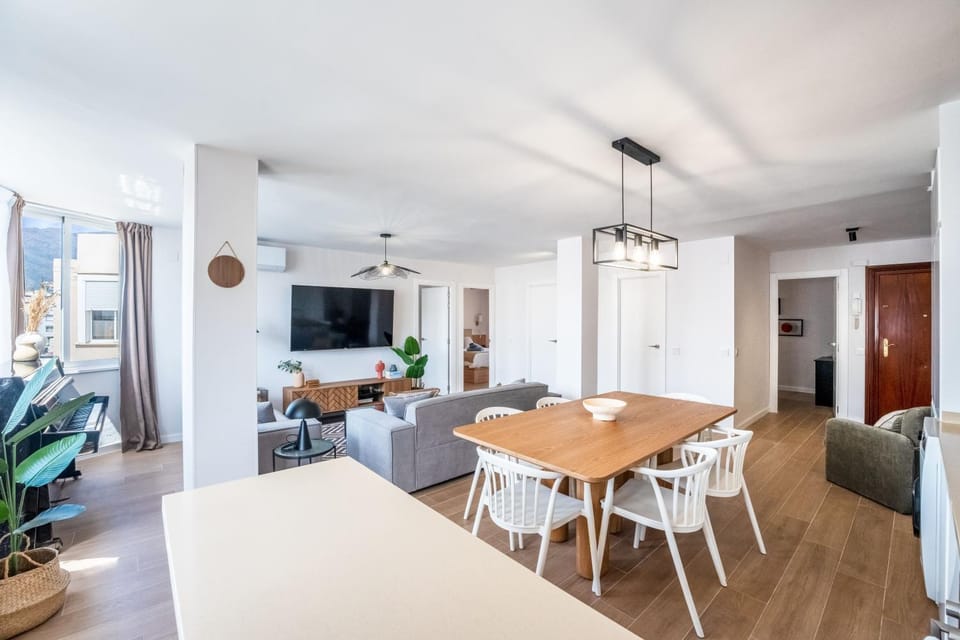 TV and multimedia, Living room, Seating area, Dining area, Mountain view, air conditioner