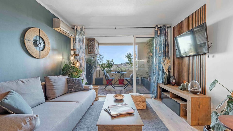 Patio, Communal lounge/ TV room, TV and multimedia, View (from property/room), Balcony/Terrace, Living room, Seating area