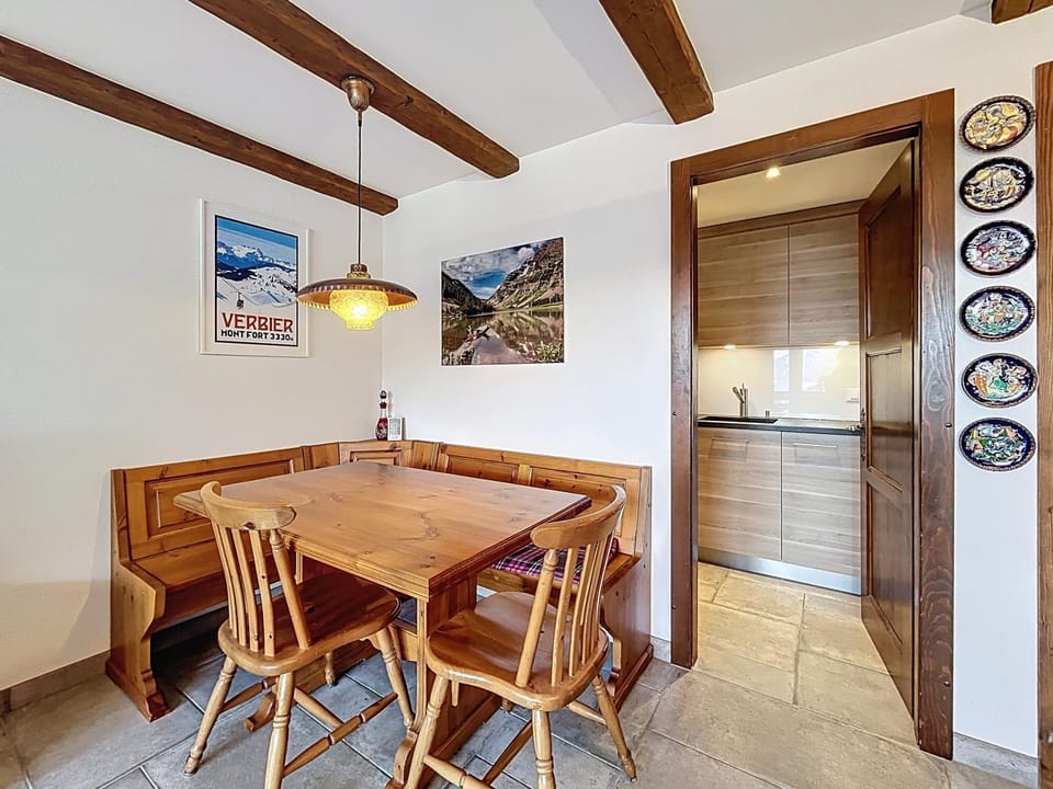 Kitchen or kitchenette, Dining area
