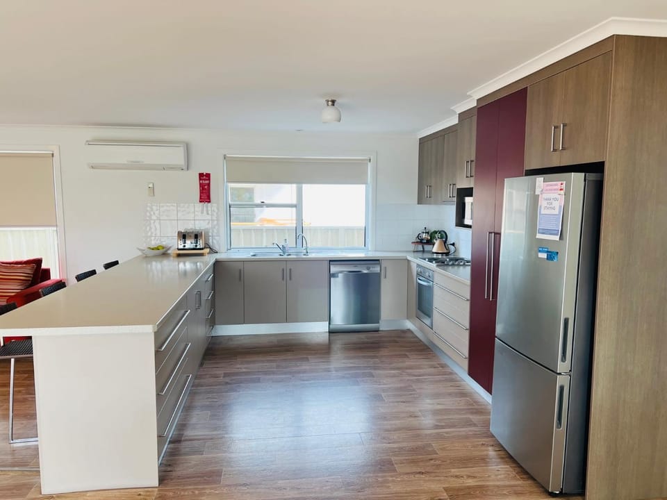 Jestalong House - Pet Friendly Outside - 4 De Guichen Dr House in Robe
