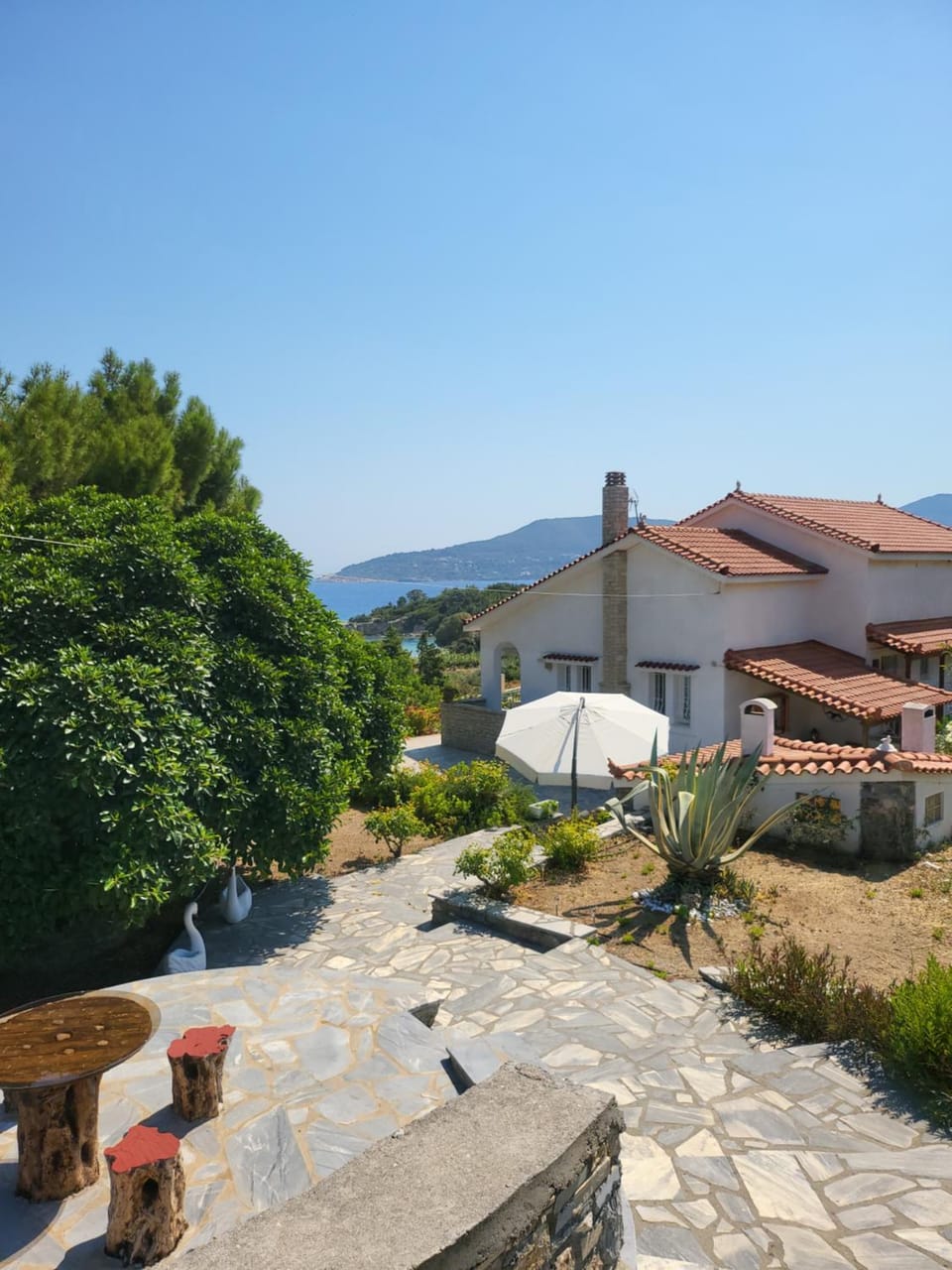 Property building, Day, Natural landscape, Garden, Garden view