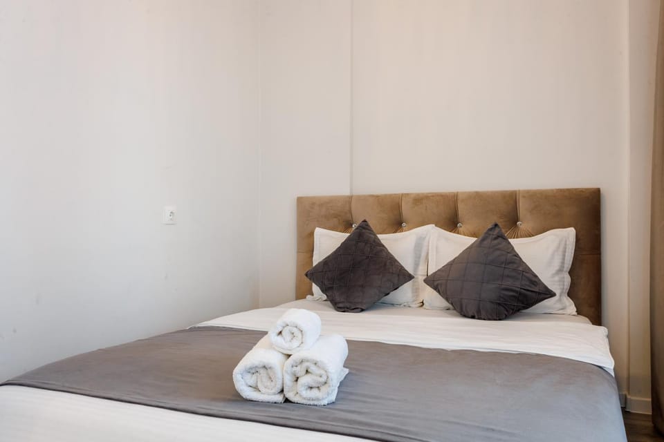 Bed, Photo of the whole room, Bedroom, towels