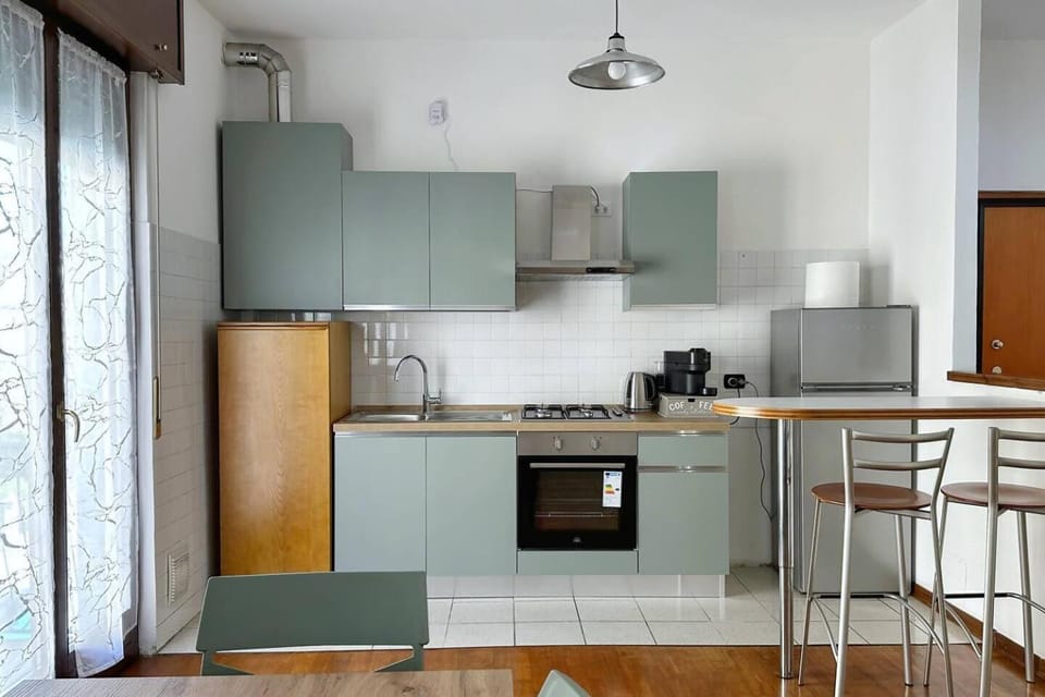 Coffee/tea facilities, Kitchen or kitchenette, Dining area, oven, stove