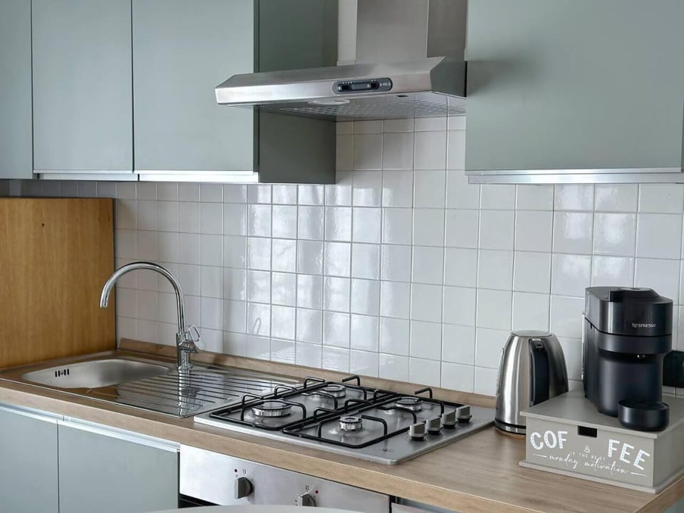 Coffee/tea facilities, Kitchen or kitchenette, stove