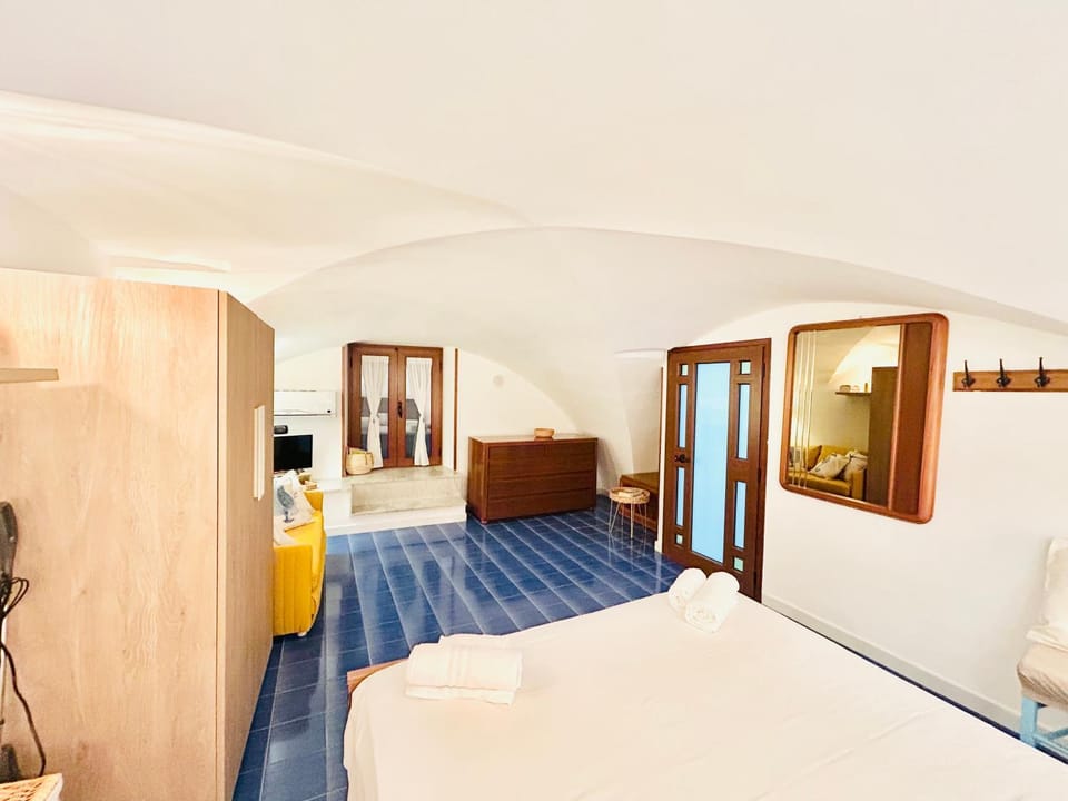 Bed, TV and multimedia, Photo of the whole room, Bedroom, wardrobe