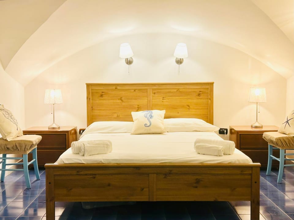 Bed, Living room, Photo of the whole room, Bedroom, towels