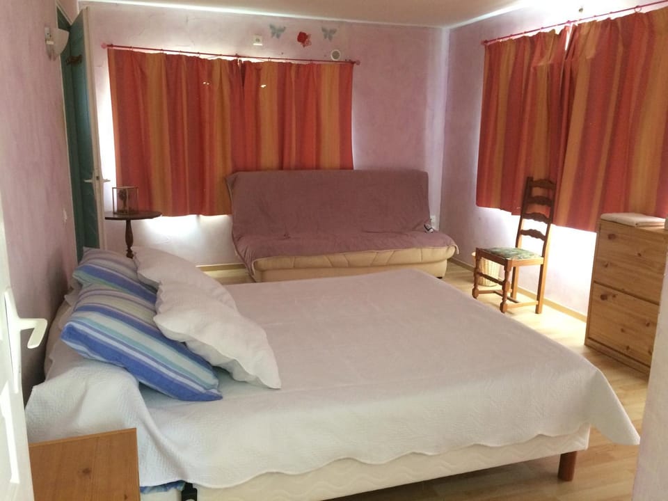 Bed, Photo of the whole room, Bedroom