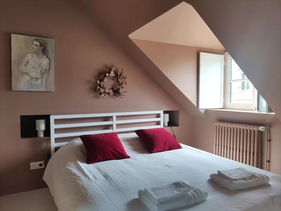 Bed, Photo of the whole room, Bedroom, towels