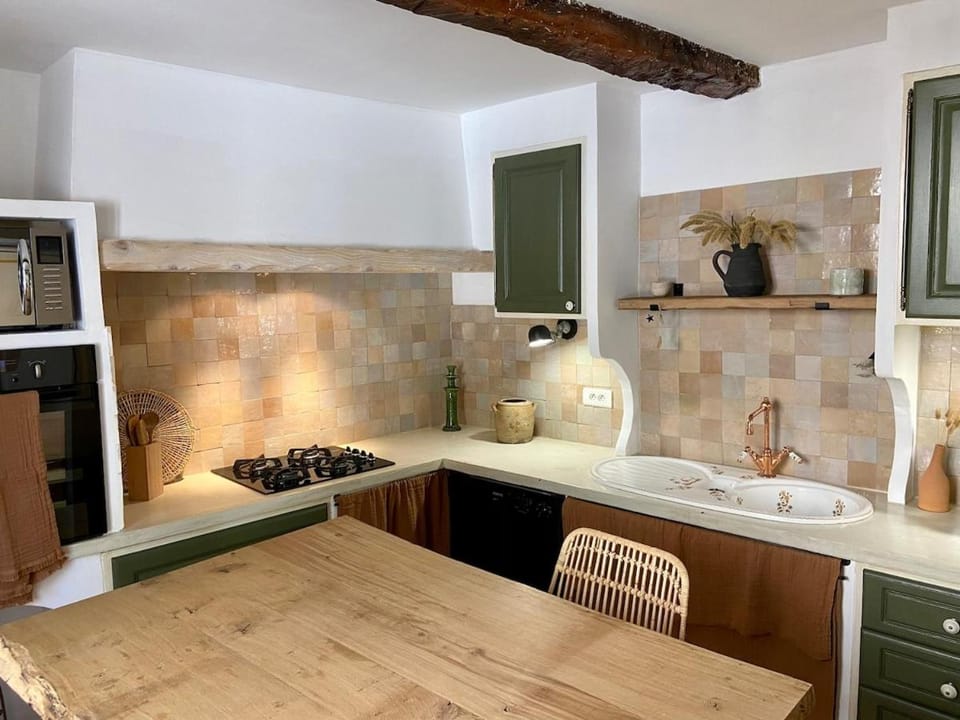 Kitchen or kitchenette, Dining area, dishwasher, oven, stove