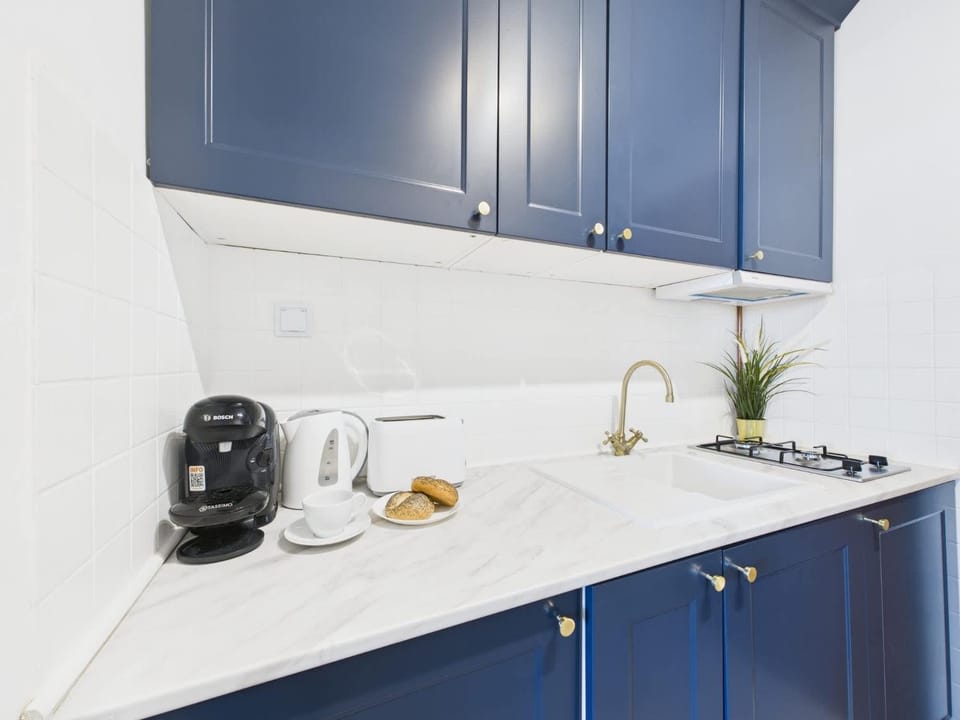 Coffee/tea facilities, Kitchen or kitchenette, stove