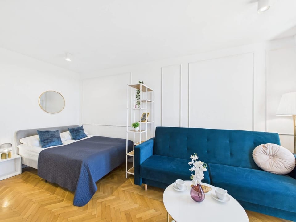 Bed, Living room, Photo of the whole room, Seating area