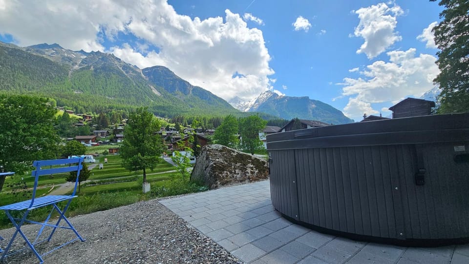 Hot Tub, Swimming pool