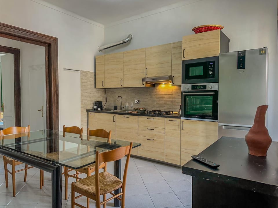 Kitchen or kitchenette, Dining area, oven, stove
