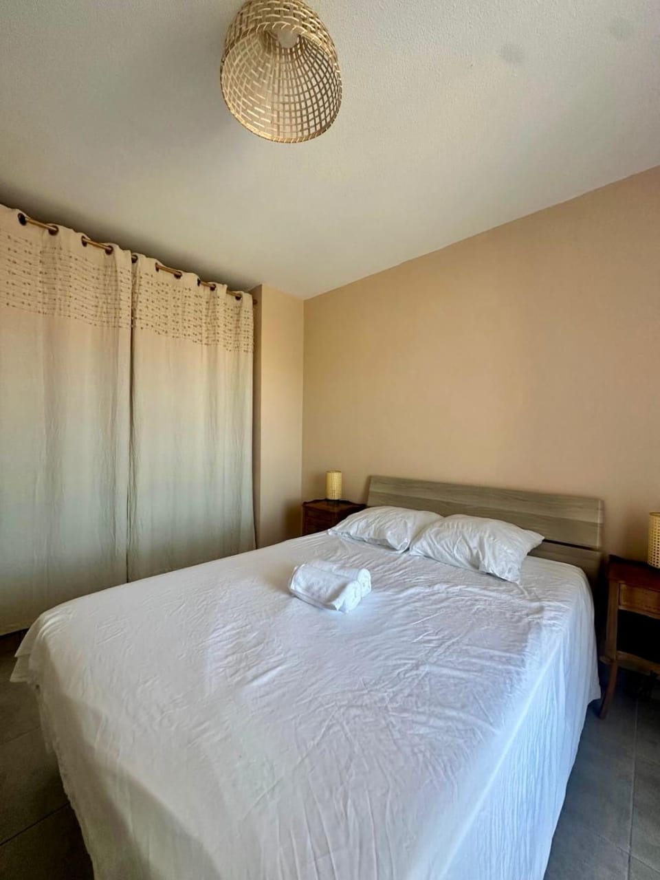 Bed, Photo of the whole room, Bedroom, storage, towels