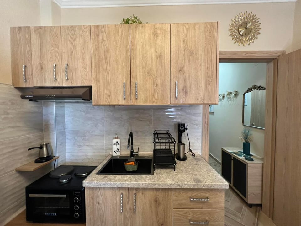 Coffee/tea facilities, Kitchen or kitchenette, oven, stove