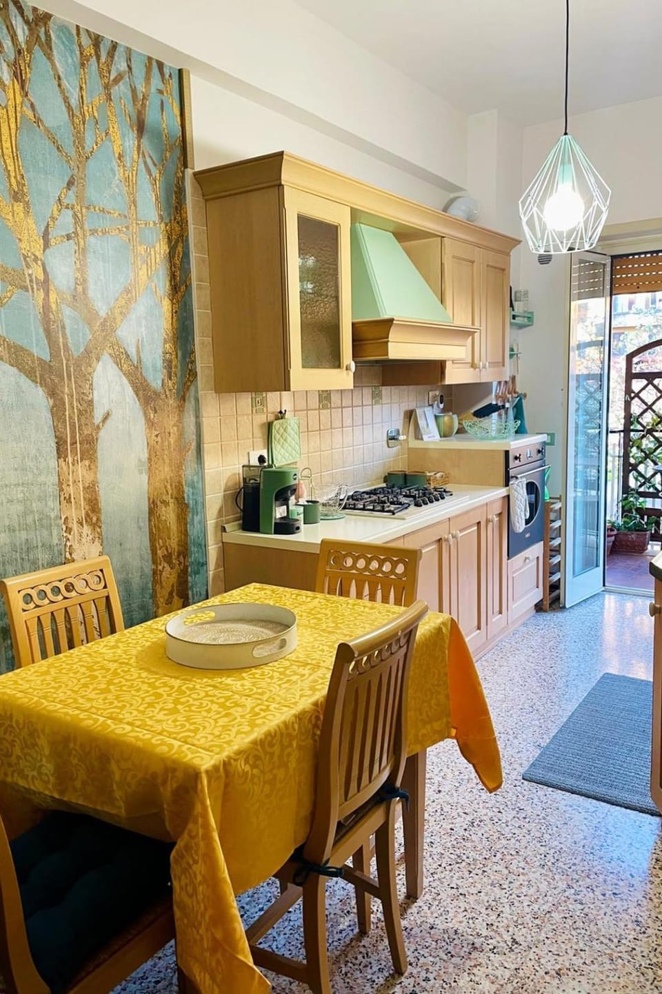 Kitchen or kitchenette, Dining area