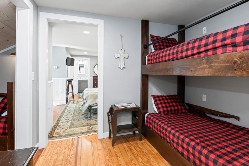 3BR Cozy Cabin Perfect for Family Getaway Cabin in Lake Junaluska