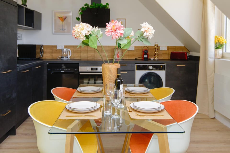 Coffee/tea facilities, Kitchen or kitchenette, Dining area, dishwasher, oven, stove, toaster, washing machine, dryer